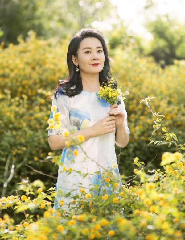 发现岁月从不败美人60岁反而更美开元棋牌看了娜仁花的老年打扮才(图4)