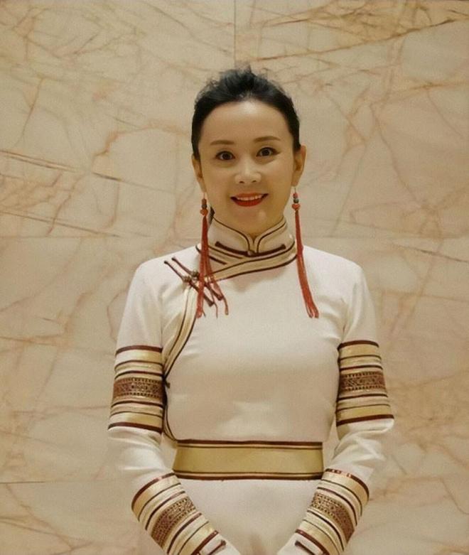 发现岁月从不败美人60岁反而更美开元棋牌看了娜仁花的老年打扮才(图13)