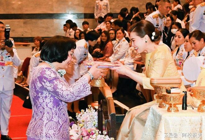 黄伞裙配蓝宝石耳环又变嫩了越来越惊艳开元棋牌网站苏提达出席歌舞节!穿嫩(图4) 黄伞裙配蓝宝石耳环又变嫩了越来越惊艳开元棋牌网站苏提达出席歌舞节!穿嫩(图4)