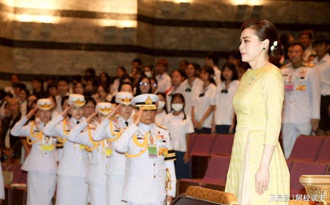 黄伞裙配蓝宝石耳环又变嫩了越来越惊艳开元棋牌网站苏提达出席歌舞节!穿嫩(图5) 黄伞裙配蓝宝石耳环又变嫩了越来越惊艳开元棋牌网站苏提达出席歌舞节!穿嫩(图5)