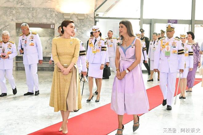 黄伞裙配蓝宝石耳环又变嫩了越来越惊艳开元棋牌网站苏提达出席歌舞节!穿嫩(图2) 黄伞裙配蓝宝石耳环又变嫩了越来越惊艳开元棋牌网站苏提达出席歌舞节!穿嫩(图2)