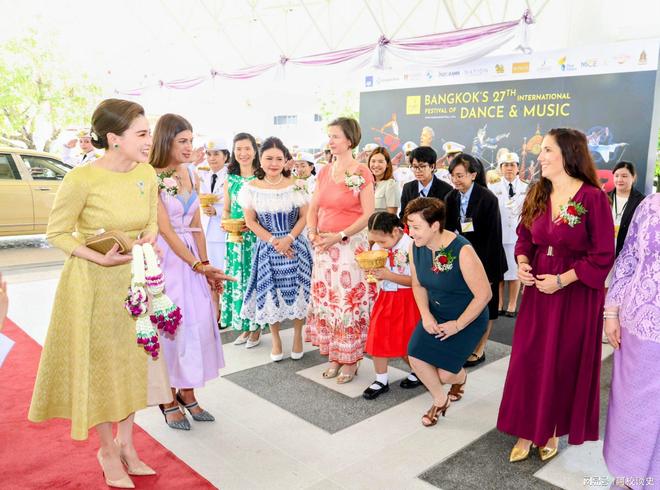 黄伞裙配蓝宝石耳环又变嫩了越来越惊艳开元