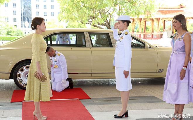 黄伞裙配蓝宝石耳环又变嫩了越来越惊艳开元棋牌网站苏提达出席歌舞节!穿嫩(图3) 黄伞裙配蓝宝石耳环又变嫩了越来越惊艳开元棋牌网站苏提达出席歌舞节!穿嫩(图3)