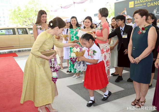 黄伞裙配蓝宝石耳环又变嫩了越来越惊艳开元棋牌网站苏提达出席歌舞节!穿嫩(图6) 黄伞裙配蓝宝石耳环又变嫩了越来越惊艳开元棋牌网站苏提达出席歌舞节!穿嫩(图6)